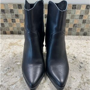 STEVE MADDEN cate leather bootie black gently worn.